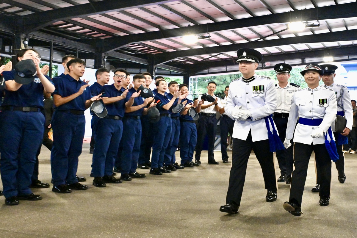 銘記於心:  周一鳴（前排右二）早前出席學警預備訓練結業會操，期望學員銘記教官教誨。