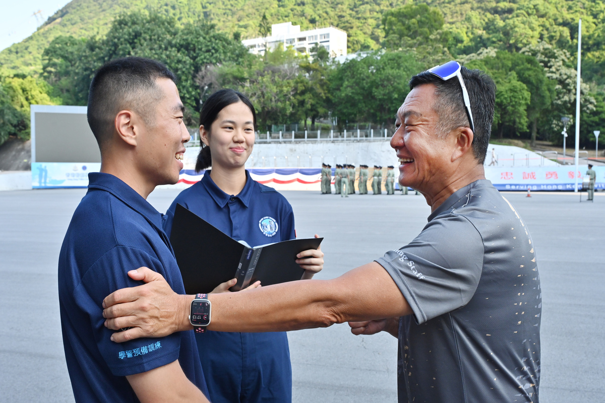 言傳身教:  王得財（右）期望透過課程培育青年成為有熱誠和責任感的人。