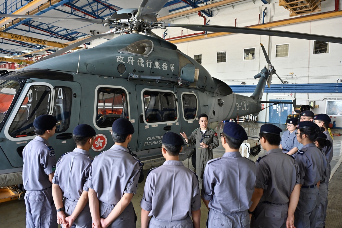 全力支援: 蔡浩明(後排左一)表示,飛行服務隊一直協助航青團設立新總部。