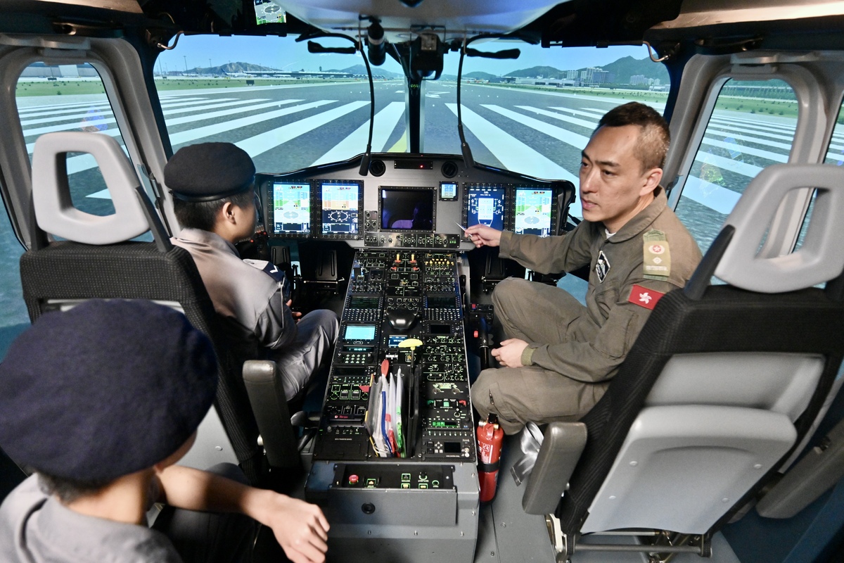 眼界大開: 余海斌(右)表示,飛行服務隊會安排航青團團員參觀部門總部,讓他們認識飛行服務隊的工作,並提升對航空的興趣和認知。