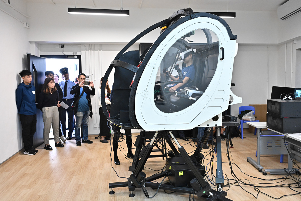 設備齊全:  航青團首次擁有專屬的訓練中心，能引入一比一全動向直升機模擬器。