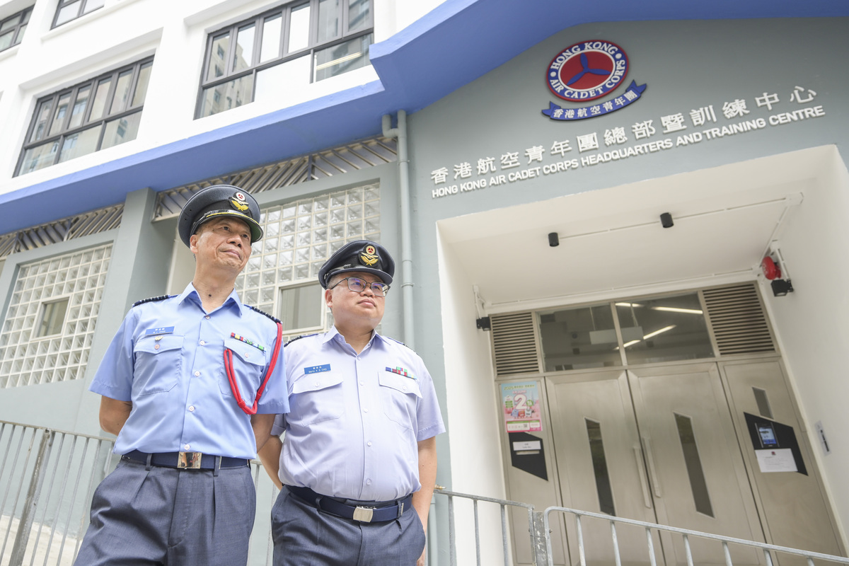 理想環境: 陳孟麟(左)指航青團以往只能借用其他地方為團員進行訓練,舉辦活動也受到限制;蔡啟邦則表示,在新總部引入專業器材有助提升學員的航空技能。