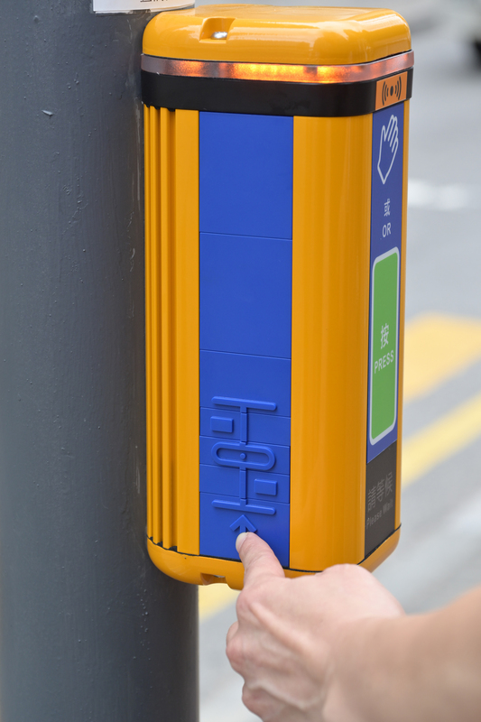 設想周到:  運輸署逐步更新全港行人過路處的電子行人過路發聲裝置。新發聲裝置旁邊設有摸讀地圖。