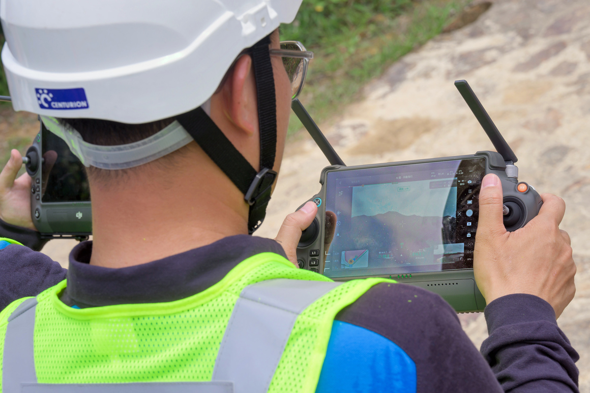 智慧巡查: 在監管沙盒的框架下,無人機可在指定航線作超視距飛行,即使路面因惡劣天氣阻塞,工作人員也可遙控無人機檢查戶外供電設施。