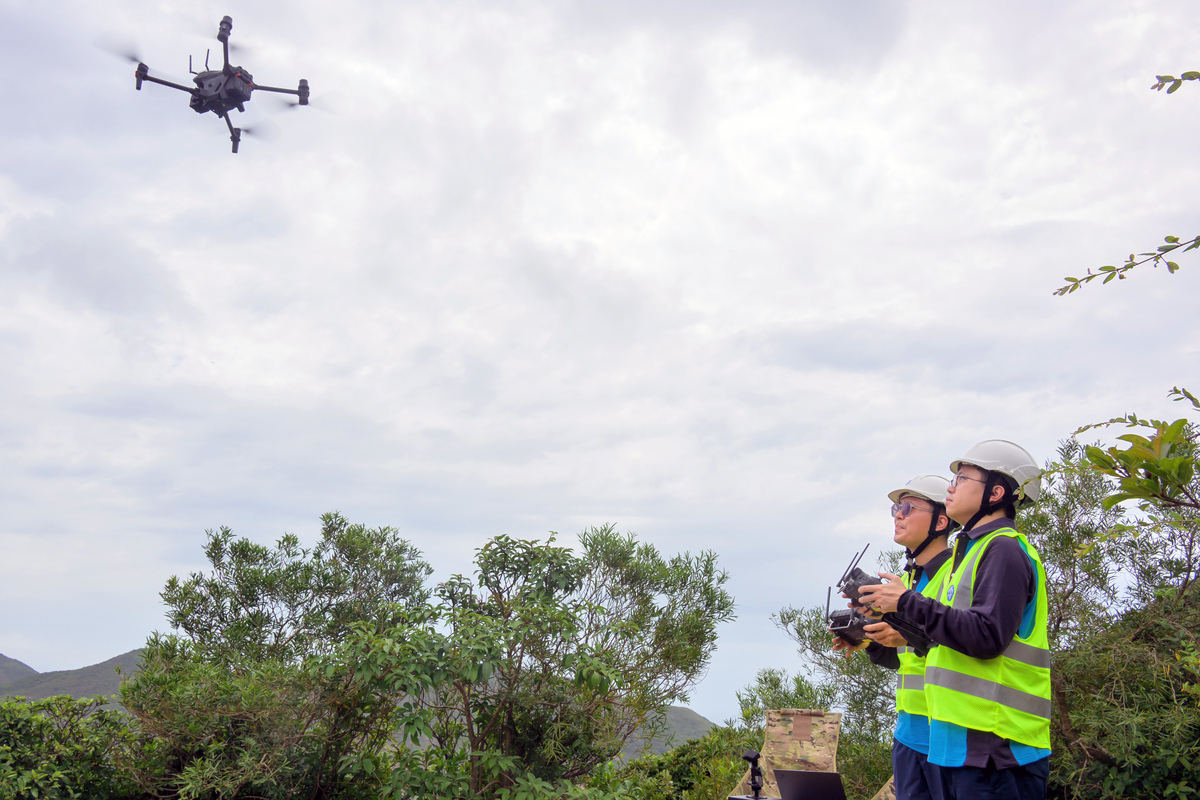 一舉數得: 利用無人機巡查架空電纜,既能提升效率,也可節省人力和運輸成本。