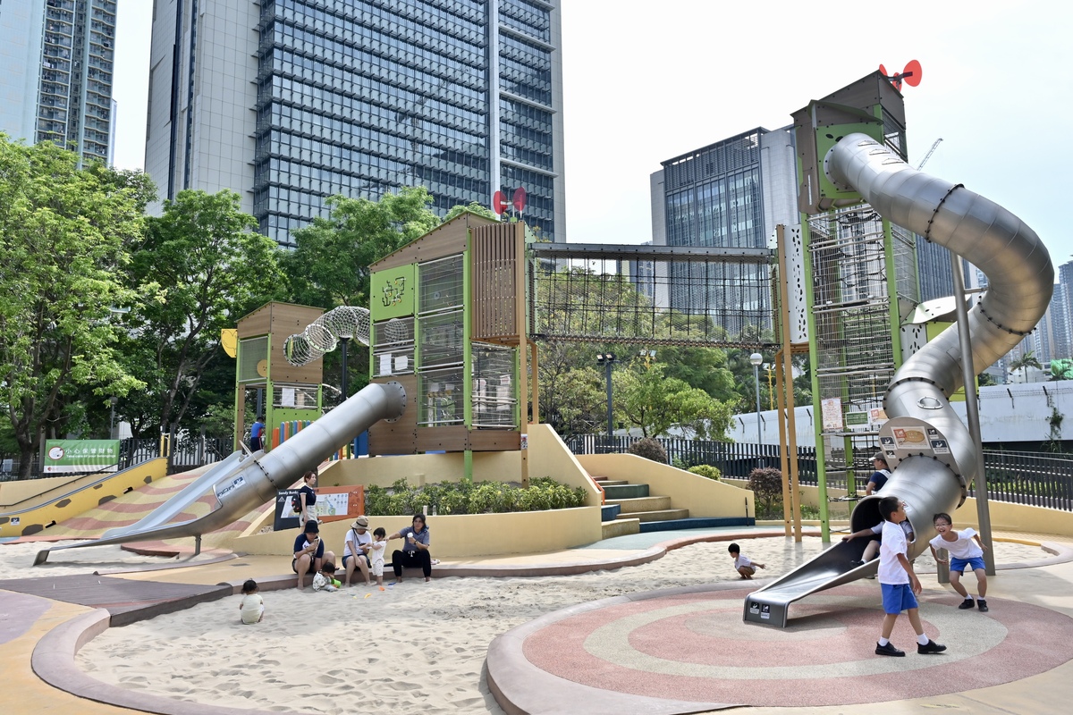 刺激好玩:  深水埗公園一道接駁攀爬塔的旋轉滑梯高逾六米、長逾13米，是目前康文署轄下遊樂場最長的滑梯。