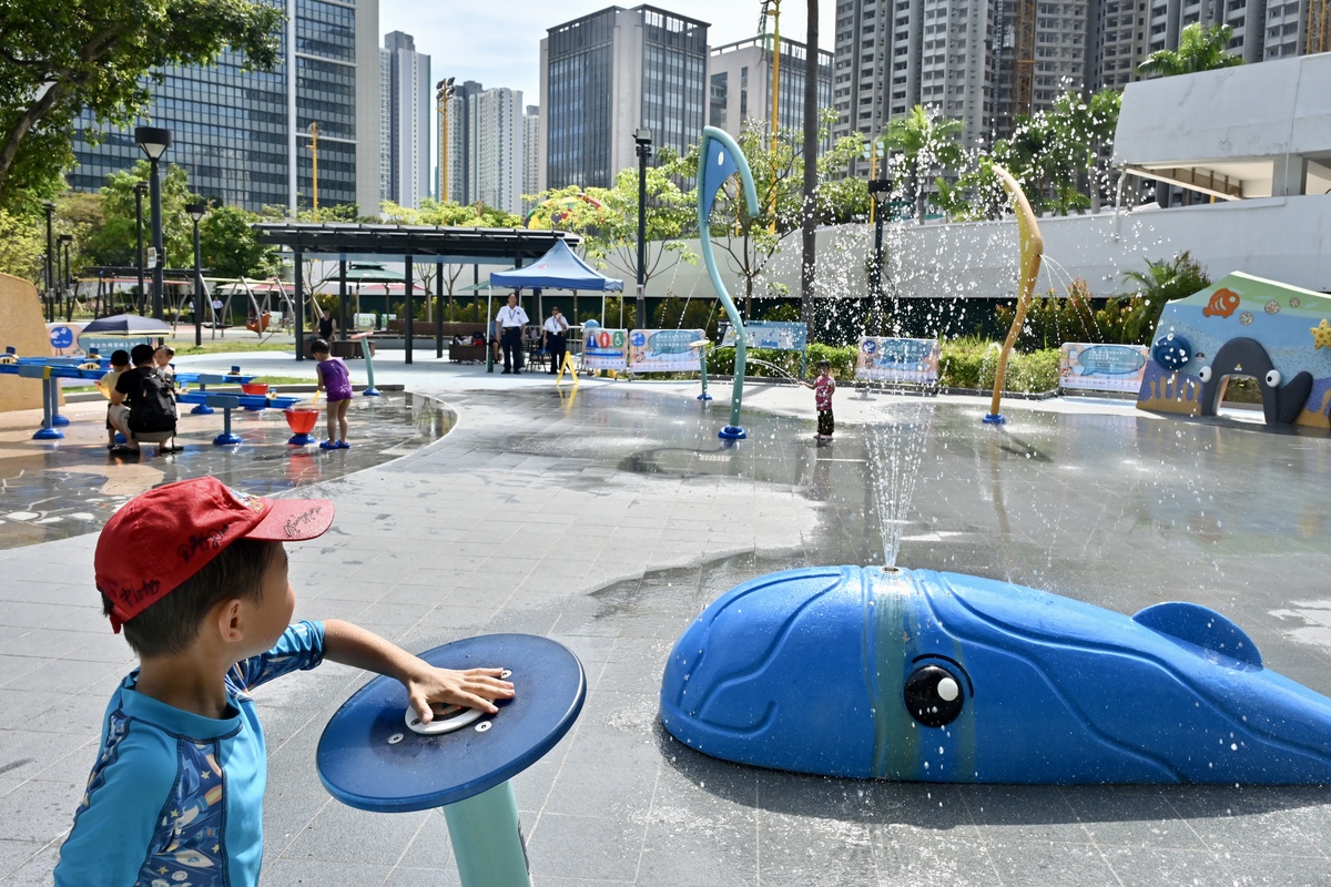 共融玩樂:  深水埗公園的鯨魚噴泉和八爪魚噴泉設有不同高度的玩水台，方便不同年齡和坐輪椅的兒童一起玩耍。
