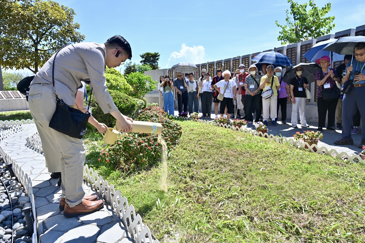 理想選擇: 一班長者參加食環署舉辦的紀念花園導賞團,了解綠色殯葬,以及相關的設施和服務。