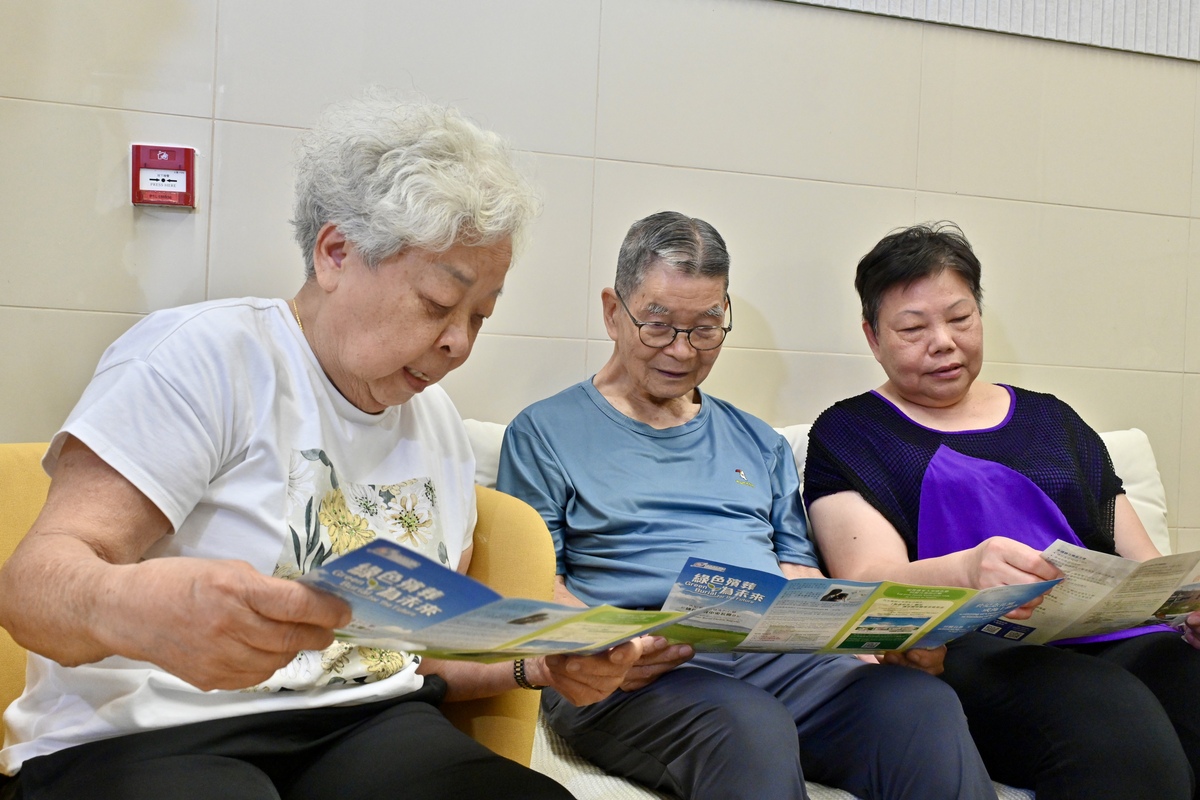 告知意願: 李玉嬋(左)、鄭廷飛(中)和蔡秀玲已將撒灰於紀念公園的心願告知家人,並獲支持。