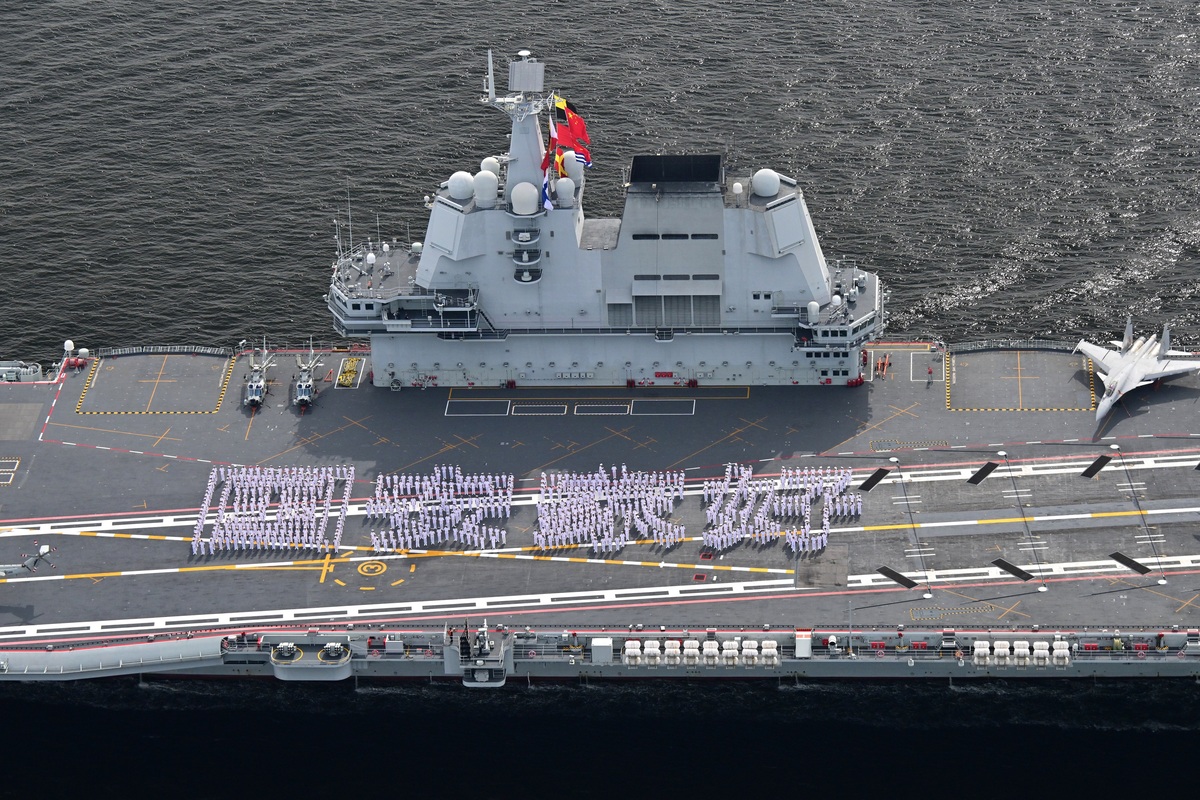 家國情懷:  解放軍海軍官兵在山東艦的飛行甲板上列隊排出「國安家好」文字方陣。