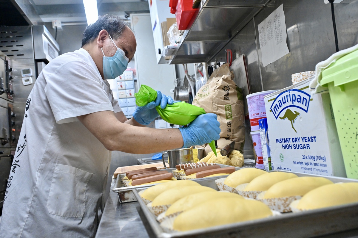 嚴格把關:  「包房」生產的麵包和唐餅全部不含豬油，所有原材料均須經教會審批。
