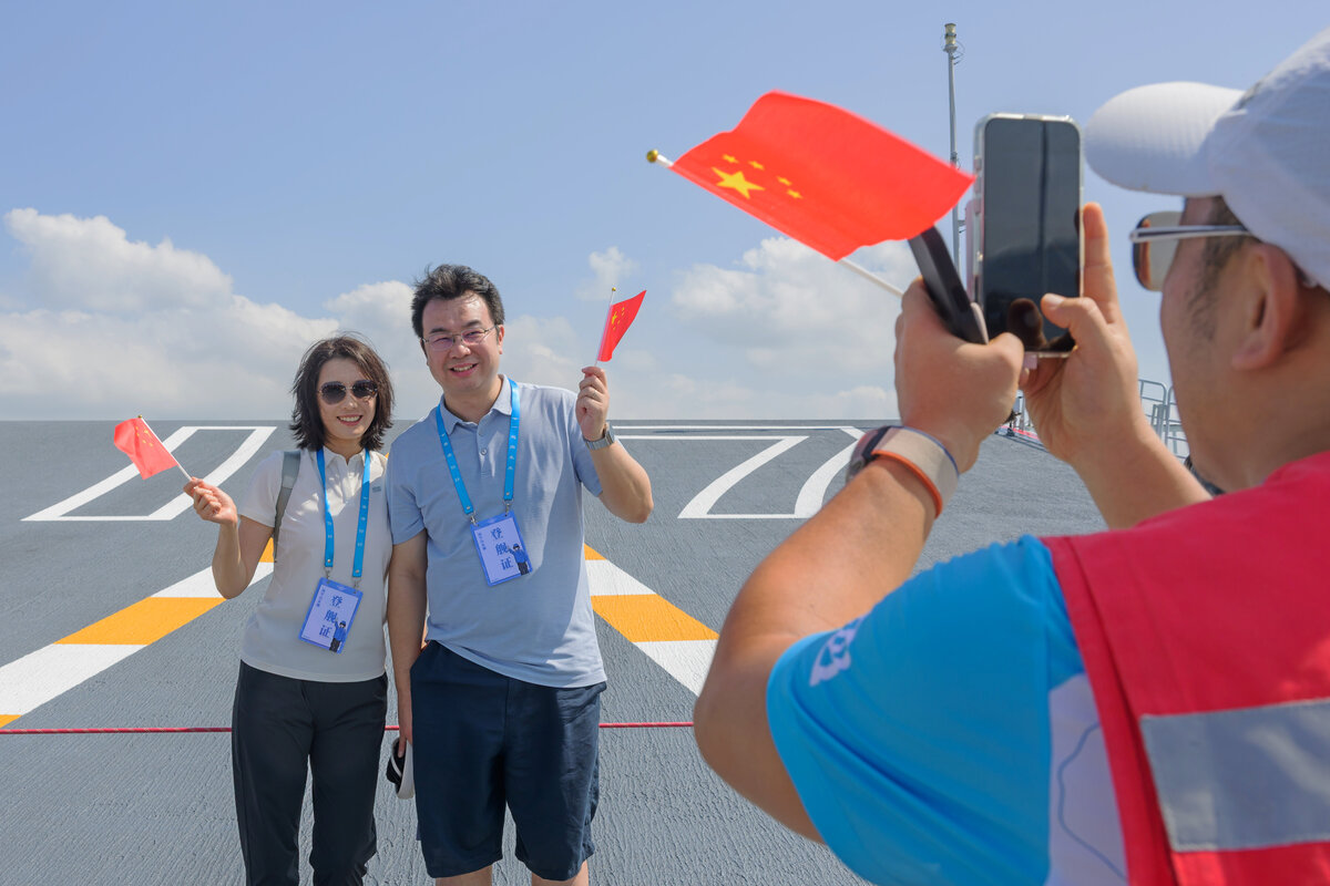 打卡熱點:  寫有17舷號的起飛跑道是眾多市民必到的打卡位。