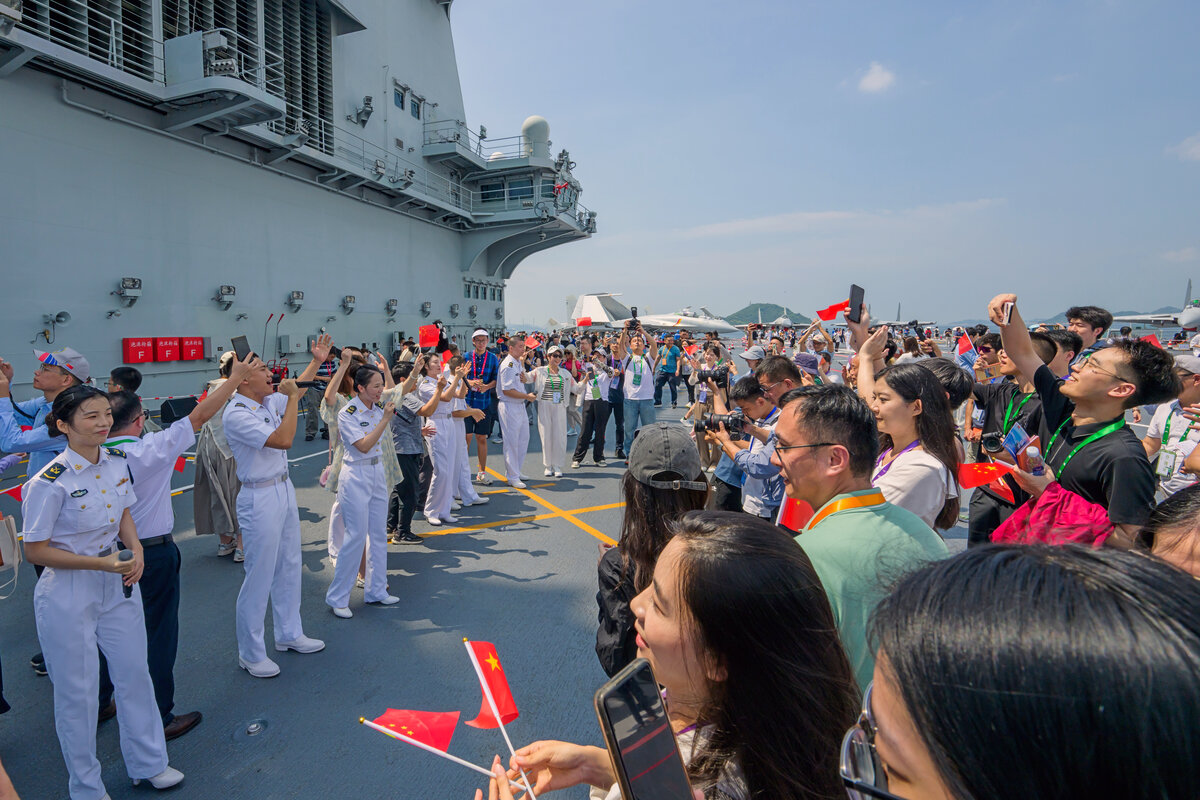 歌聲伴隨:  山東艦上安排官兵獻唱，與民同樂。