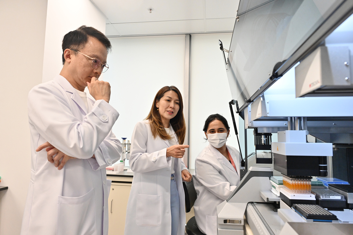 事半功倍:  陳家亮（左 ）表示，利用人工智能分析大數據能更快捷、精準地為病人配對合適的腸道微生物，大幅提升感染難辨梭菌病人的治癒率。