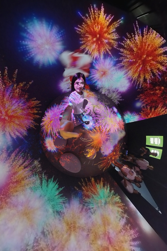 五光十色:  澎湃創意之都展區的沉浸式體驗讓參觀者感受香港的獨特魅力。