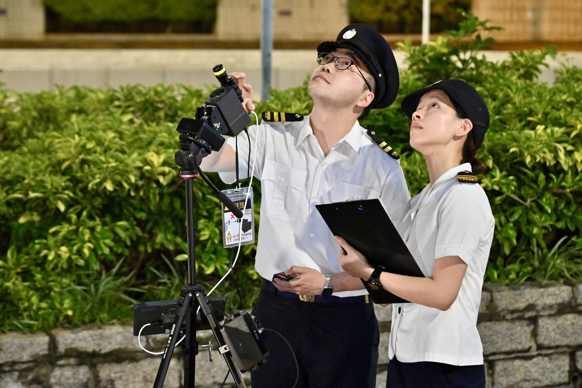 科技助查:  譚綺雲（右）表示，團隊利用紅外線夜視攝錄裝置，可在陰暗環境中清晰捕捉高層滴水源頭，大幅提升偵查效率。