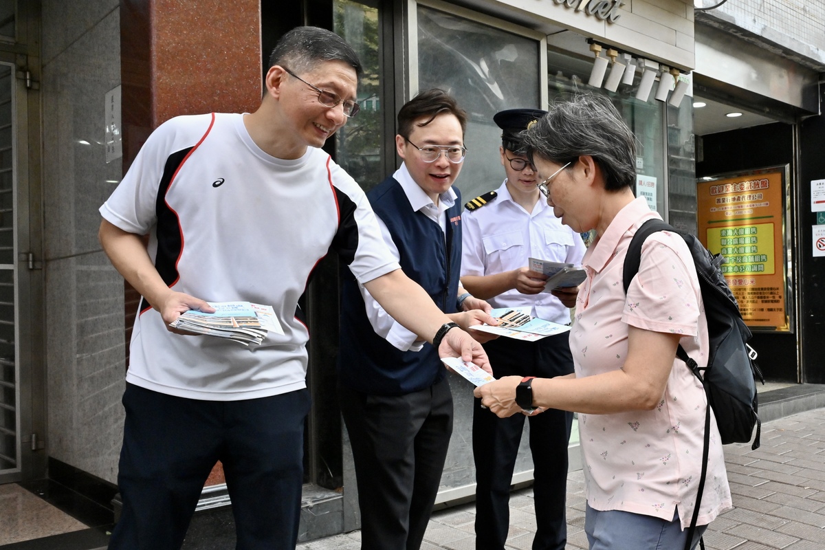 加強教育:  鍾澤暉（左）表示，區議會樂意充當橋樑角色，協調居民、地區組織與食環署緊密合作，讓市民了解冷氣機滴水問題的嚴重性。