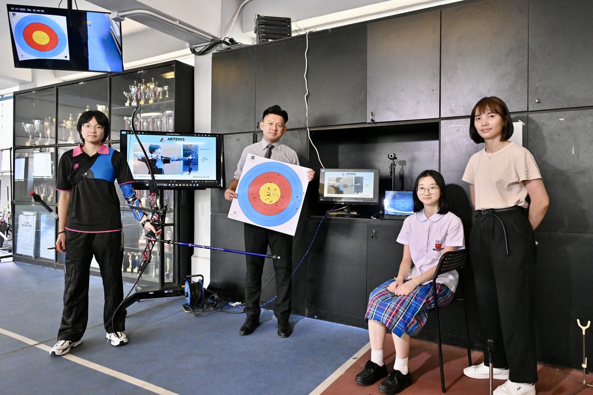 實際應用:  林振龍（左二）表示，該校積極推動數字教育。林靜蕾（右二）與同學在李奕潼（右一）指導下完成人工智能射箭姿勢檢測系統。作為箭藝隊一員，周健霖認為應用系統後，教練的指導變得更具針對性。