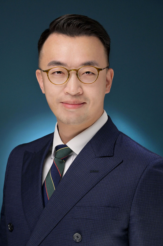 新職務:  梁乘龍接任葵青民政事務專員。