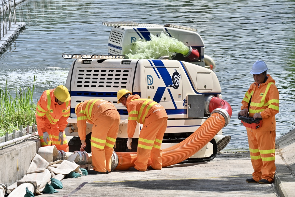 功能強大:  「龍吸水」機械人採用無線遙控，每小時排水量最高達800立方米。