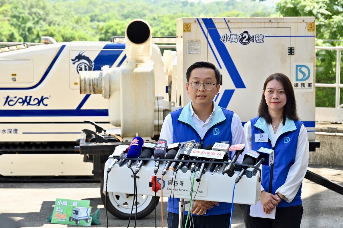 如虎添翼:  盧秋玲（右）表示，渠務署增購的三台「龍吸水」機械人可在本星期抵港；陳卓宗指，新購的機械人同樣具備涉水能力強、機動靈活等優點。