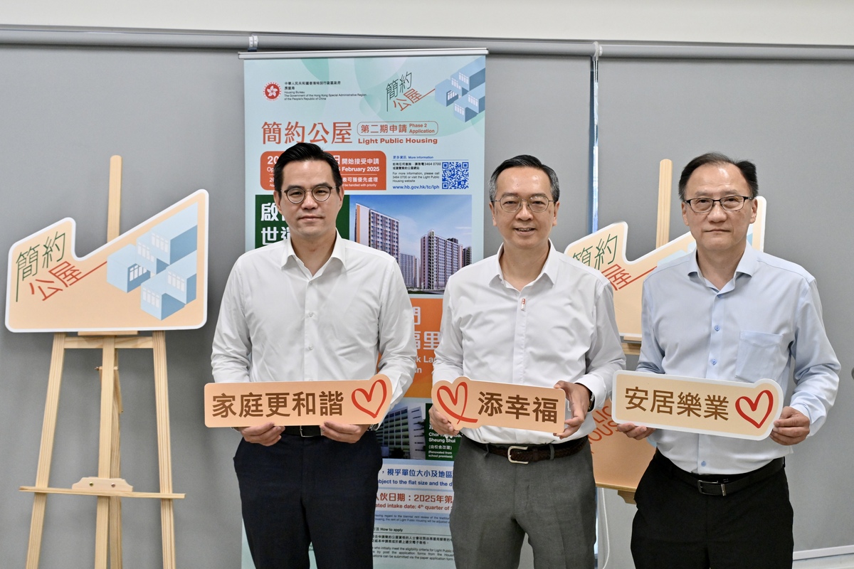 全面支援:  黃志全（右）表示，已聘用30名攸壆路簡約公屋居民任職保安員和清潔工，戴尚誠（中）指此舉對鄰里關係起正面作用。