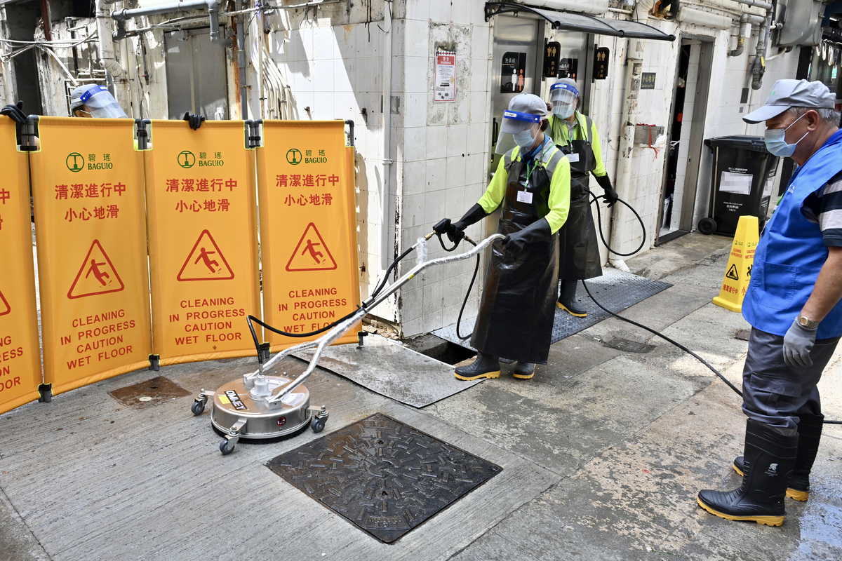 清潔有法: 高速清洗盤讓清潔工人能更有效清除路面上的頑固污漬,同時減輕工作負擔。