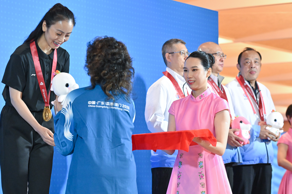 台下功臣:  梁譽馨（前排右）說，擔任禮儀助理是難得經驗，希望藉機展現香港熱情好客的精神。