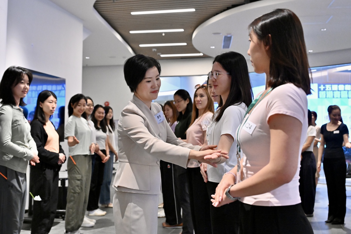 展現風采:  黎冬（中）指，禮儀助理需充分掌握典禮流程，更要符合「零差錯、高水平、展風采」的要求。