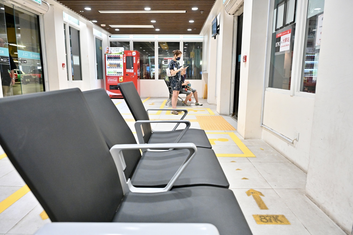 一應俱全:  候車室設有冷氣、座椅，更有飲品自動販賣機及手機充電設施等。