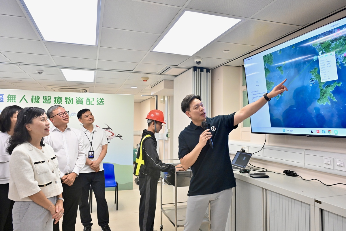 親身了解:  陳美寶（左）早前到長洲視察，了解無人機配送醫療物資的最新進展。
