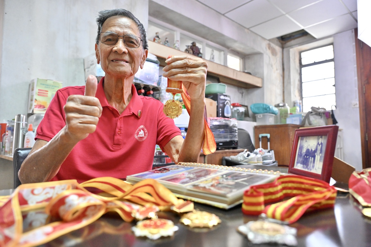 愛國愛港:  謝祥興展示中國人民抗日戰爭勝利80周年紀念章。他希望青年珍惜和平，愛國愛港。