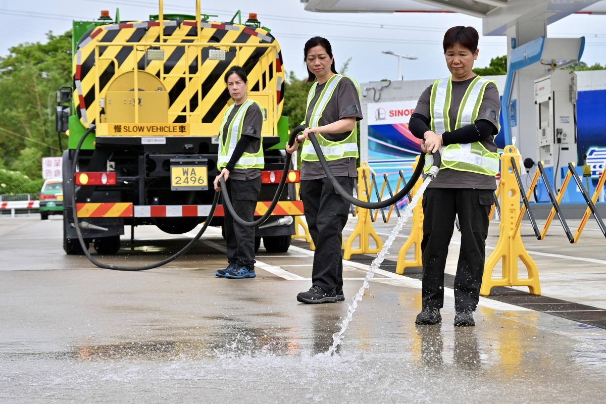 靈活運用:  洗街車車頭設有灑水器，車身也可接駁喉管，由人手清潔街道。