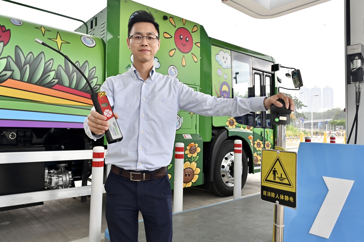 安全至上:  林向涌表示，洗街車每次加氫都必須由曾受專業訓練的人員操作。