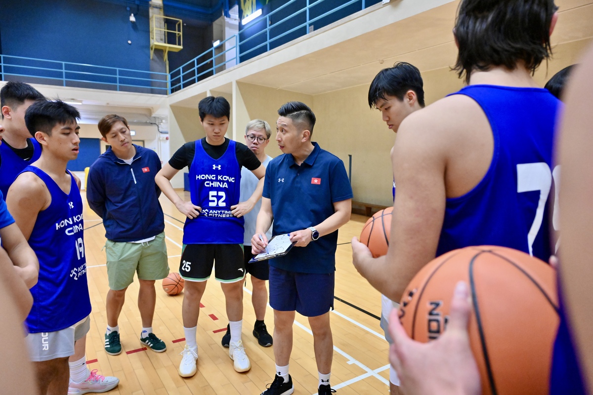 遇強越強:  朱加勤（左五）希望香港隊能晉身淘汰賽，答謝廣大球迷。