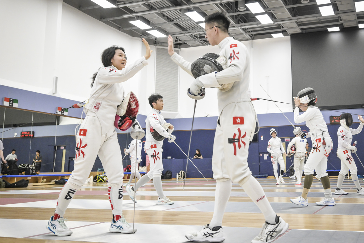 新星崛起:  年僅16歲的吳海諦（前排左）期望以現時成年組賽事的經驗，為港隊出一分力。