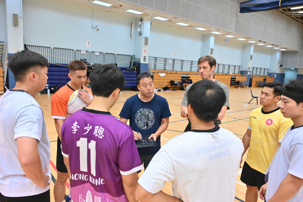 狀態大勇:  許文邦（左四）說，集訓效果理想，隊員狀態明顯提升。