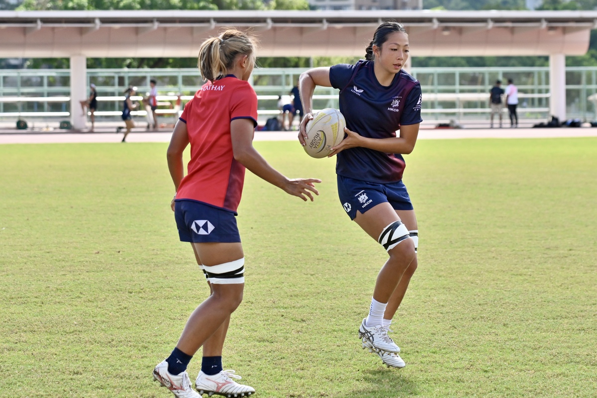 親友支持:  陳穎（右）指很開心可在港作賽，期望在家人和朋友見證下獲得勝利。