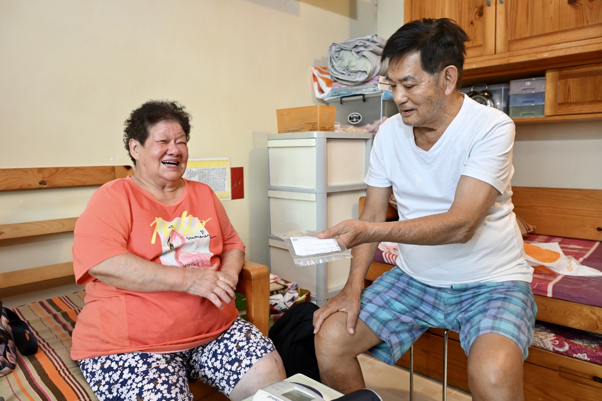 帶來曙光:  李先生（右）致電照顧者支援專線後獲適切援助，讓他和太太如釋重負。