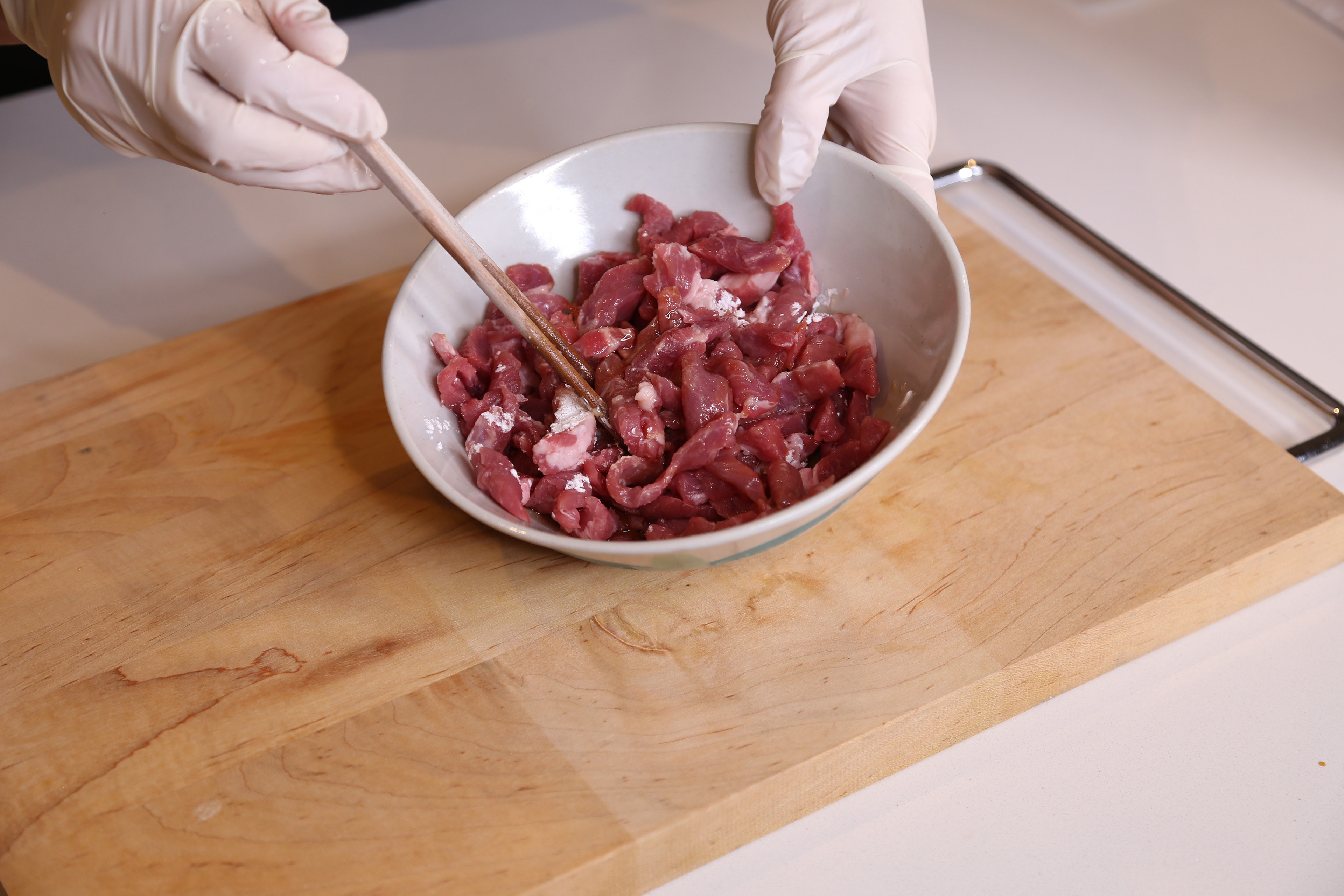 1. 豬肉幼條先用少許豉油、酒、粟粉醃15 分鐘