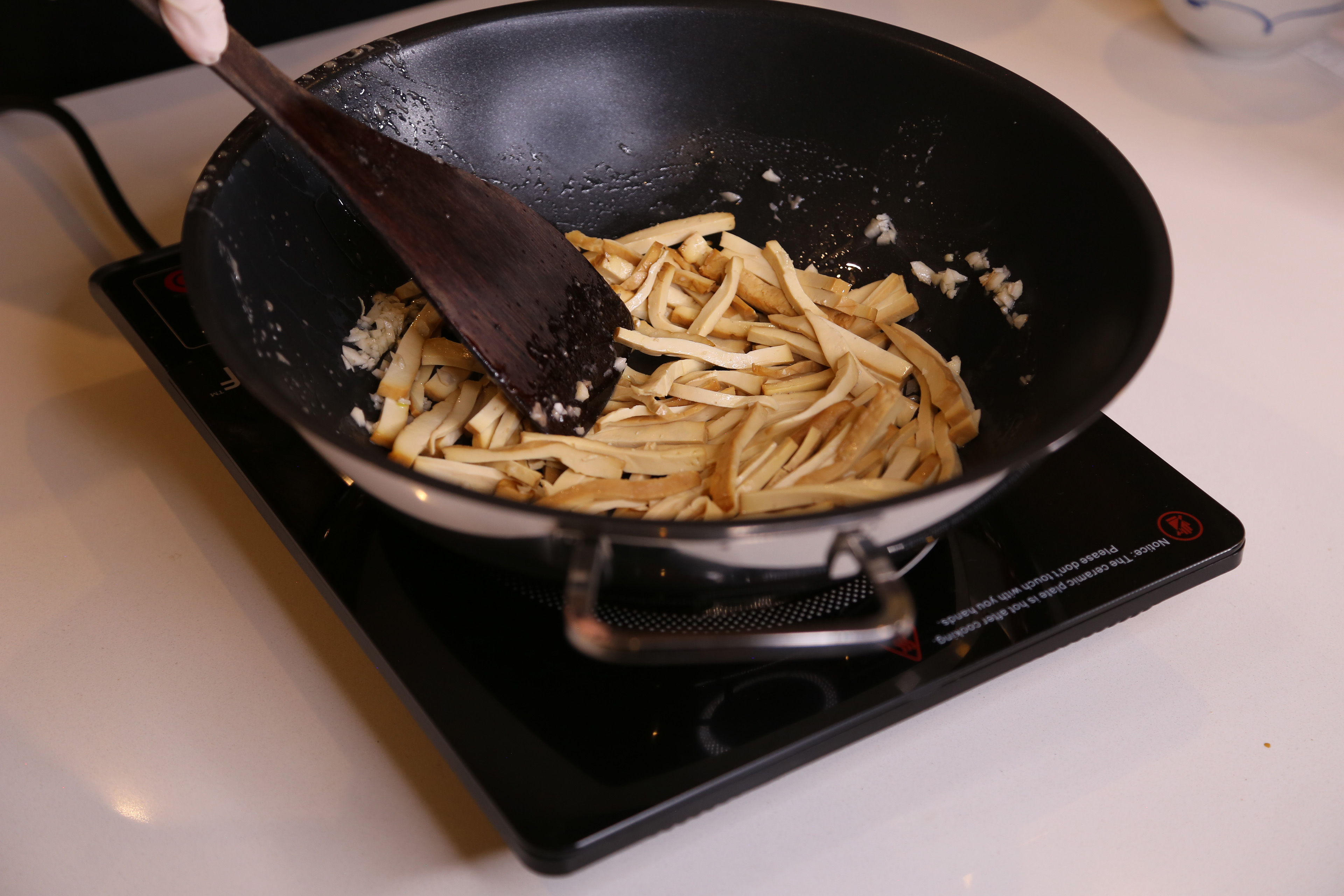 3. 同一鑊，爆香蒜蓉、豆乾、炸菜雪𥚃紅