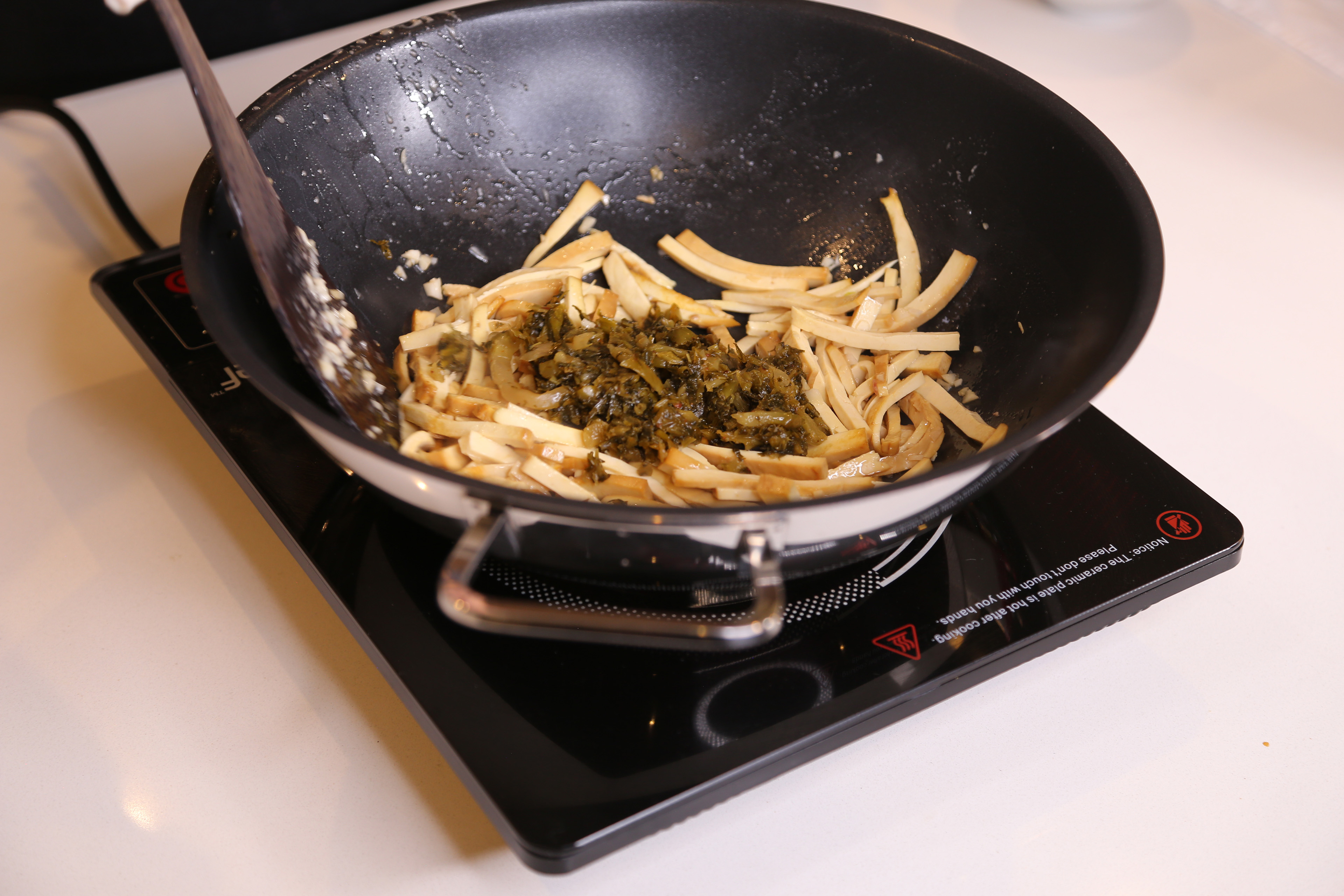 4. 炒至豆乾微變色加入豉油、麻油、糖炒勻