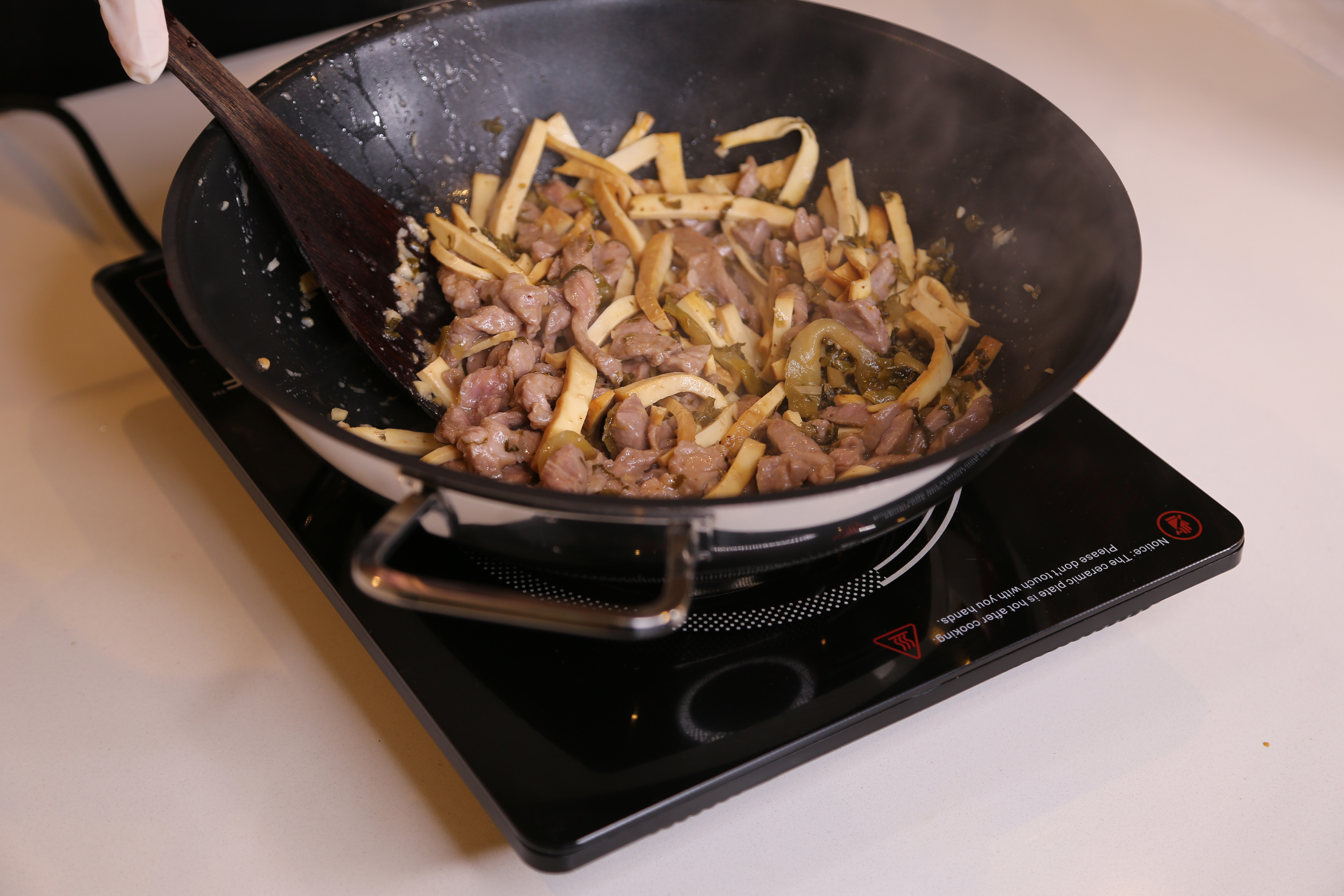 5. 最後加入豬肉快炒至肉全熟，熄火上碟