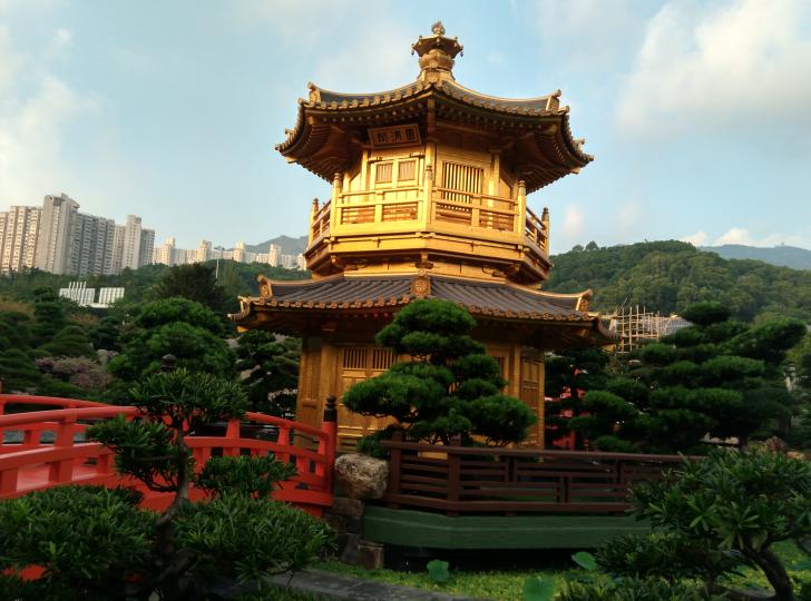 南蓮園池落座在市區地鐵可到的旅行休閒景點。鑽石山地鐵出口便是喔！...