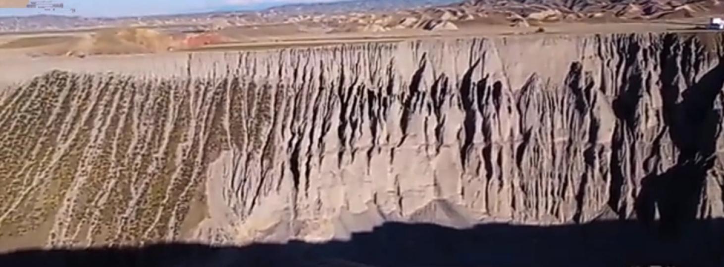 壯麗
                        山崖！...