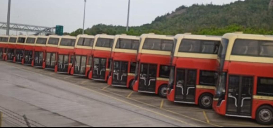 排列
         整齊的巴士！...