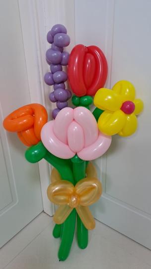 今天教了一班長者做了這束花，很多都是初次造的，他們不但成功而且每位都有滿足感並且發出內心的喜悅！這些都是我所盼望的，感覺開心！下堂加油！...