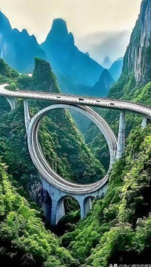 此橋结構如此新穎.雄偉壯麗堅固美觀...