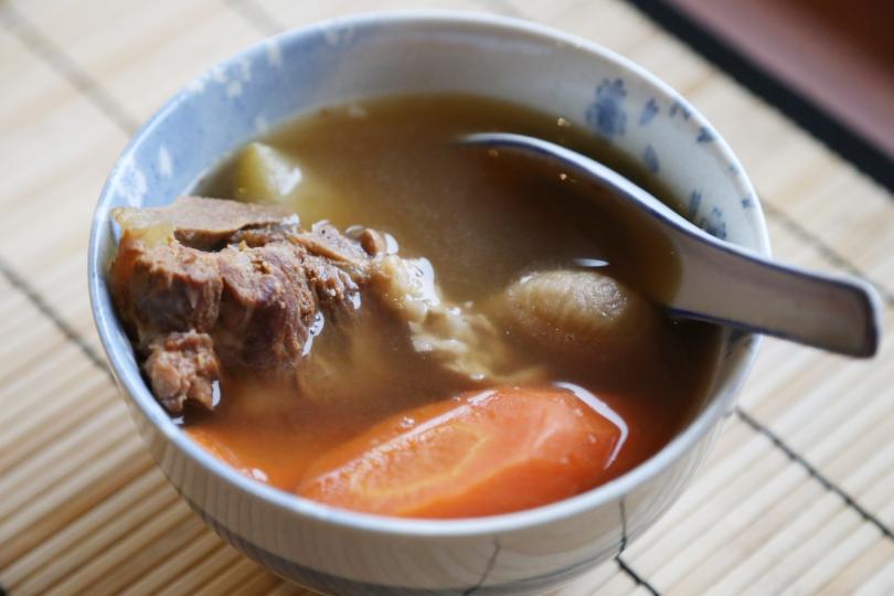 「名廚Denice Wai 廚房」簡易快煮 - 合掌瓜紅蘿蔔豬脛骨湯