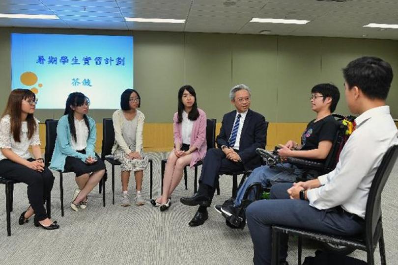 茶敍分享: 羅智光（右三）與參加政府暑期實習計劃的殘疾專上學生彭家曦（左二）、鄭瑜（左三）和范嘉燕（右二）茶敍。曾參加實習計劃的二級行政主任沈凱琳（左四）在聚會上分享經驗。